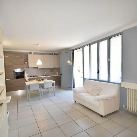 Feriehus Spacious Holiday With Lake View In