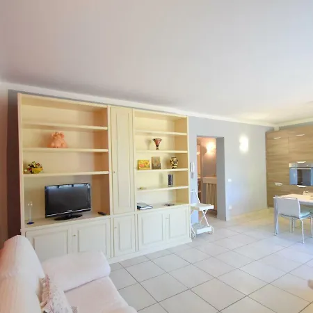 Spacious Holiday With Lake View In