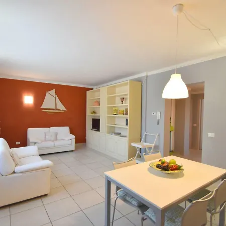 Feriehus Spacious Holiday With Lake View In Verbania