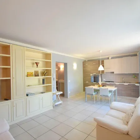Spacious Holiday With Lake View In Feriehus *
