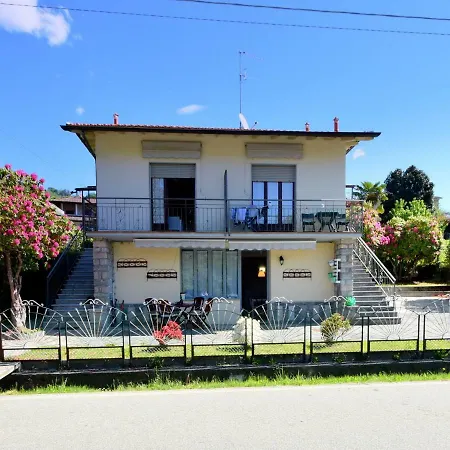 Spacious Holiday With Lake View In Feriehus Verbania